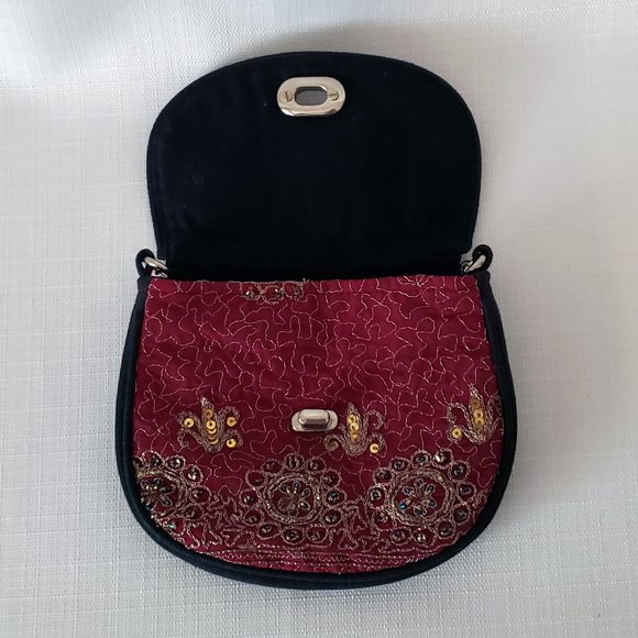 World Finds Handmade Fair Trade Small Crossbody Sequin Purse with Chain Strap - Picture 3 of 5